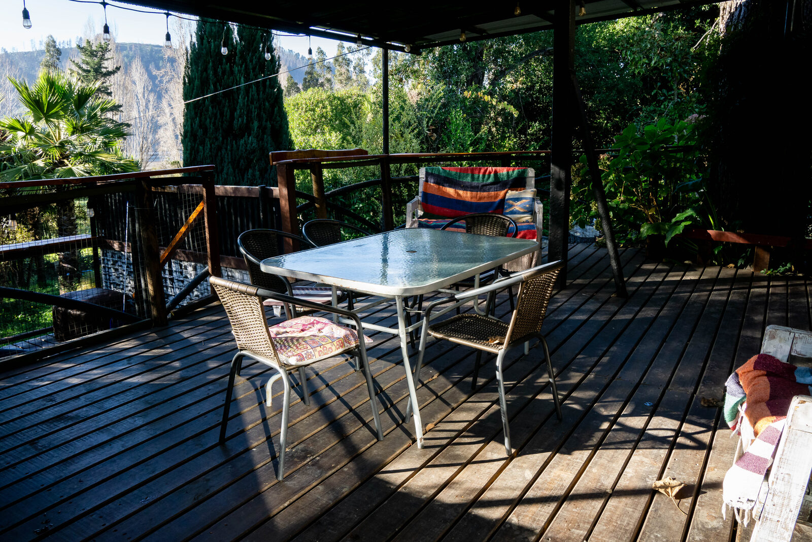 Terraza con vista a los cerros al atardecer