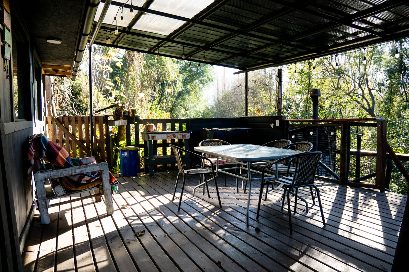Terraza techada con comedor al aire libre