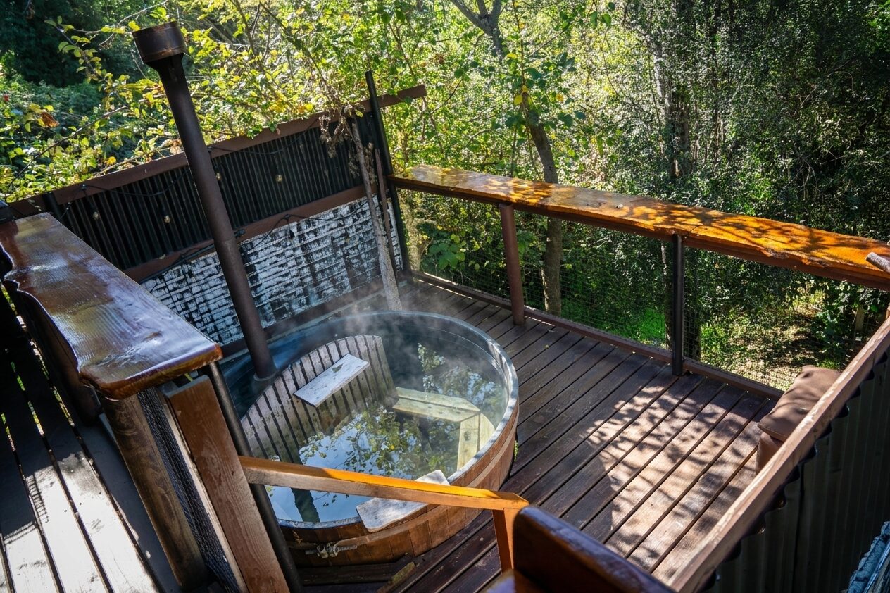 Tinaja caliente en la terraza, rodeada de bosque